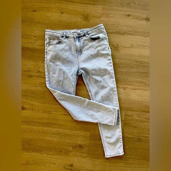 Style State Denim - Women’s cropped, slim leg denim jeans.